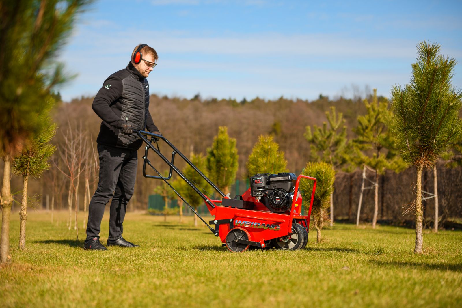 aerator do trawnika w ogrodzie